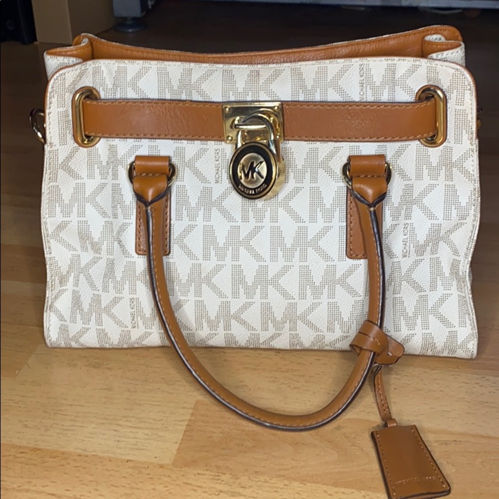 Barely used AUTHENTIC MICHAEL KOR BAG!